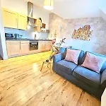 Apartamento Private George Hudson Court Close To Walls