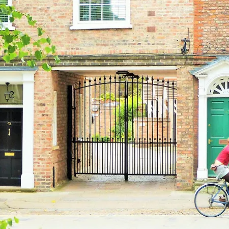 George Hudson Court Апартаменты *