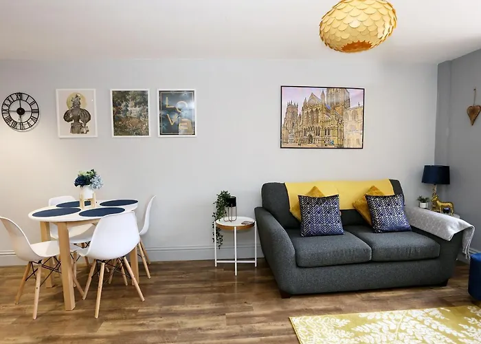 George Hudson Court Apartments *