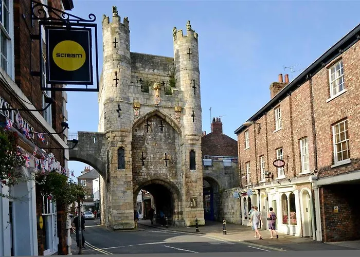 Private George Hudson Court Apartments Close To City Walls *