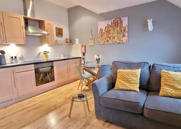 Apartment Private George Hudson Court Apartments Close To City Walls *