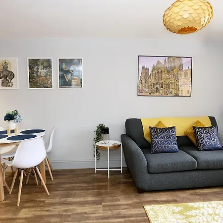 George Hudson Court Apartments *