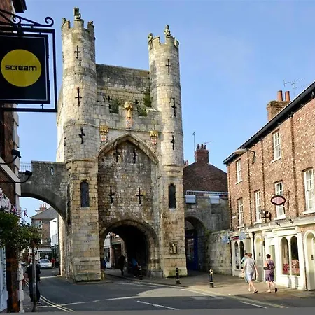 George Hudson Court Apartments *