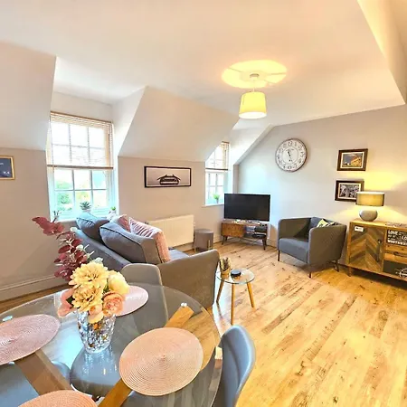 George Hudson Court Apartments *